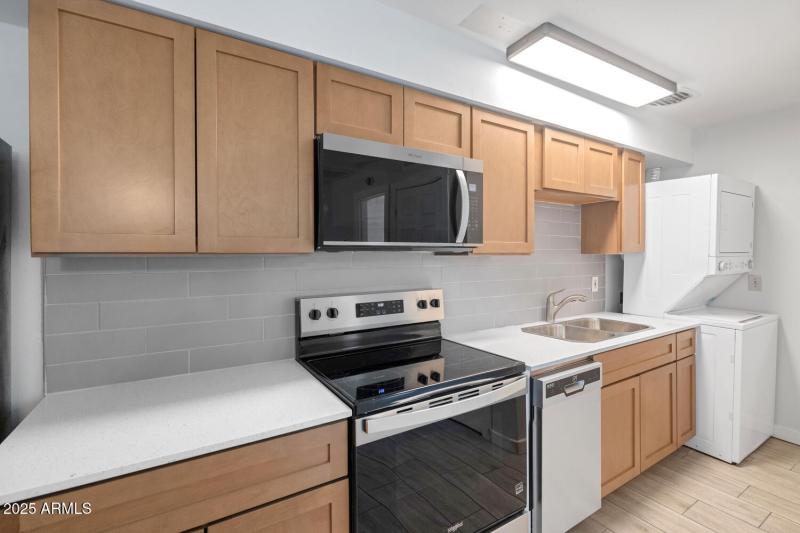 4821 E Sheridan St-large-052-049-4821 E