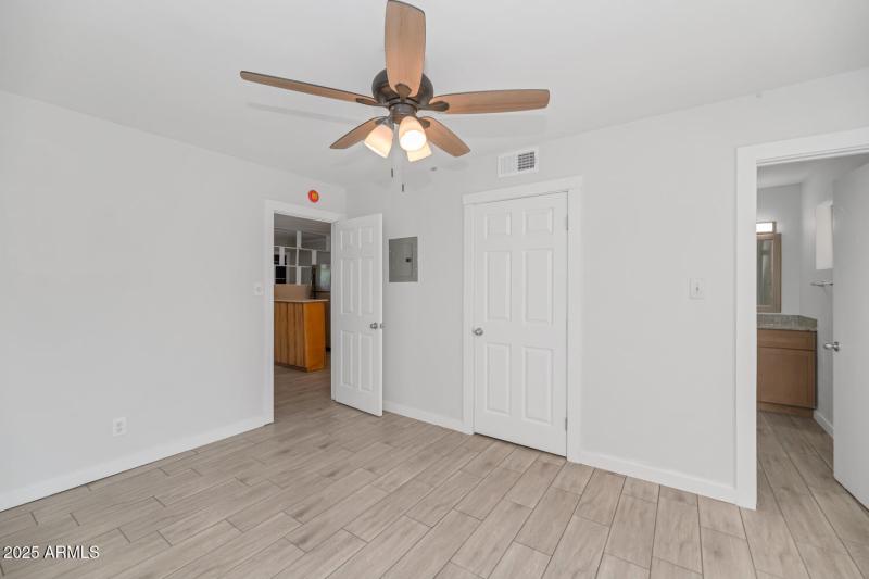 4821 E Sheridan St-large-056-044-4821 E