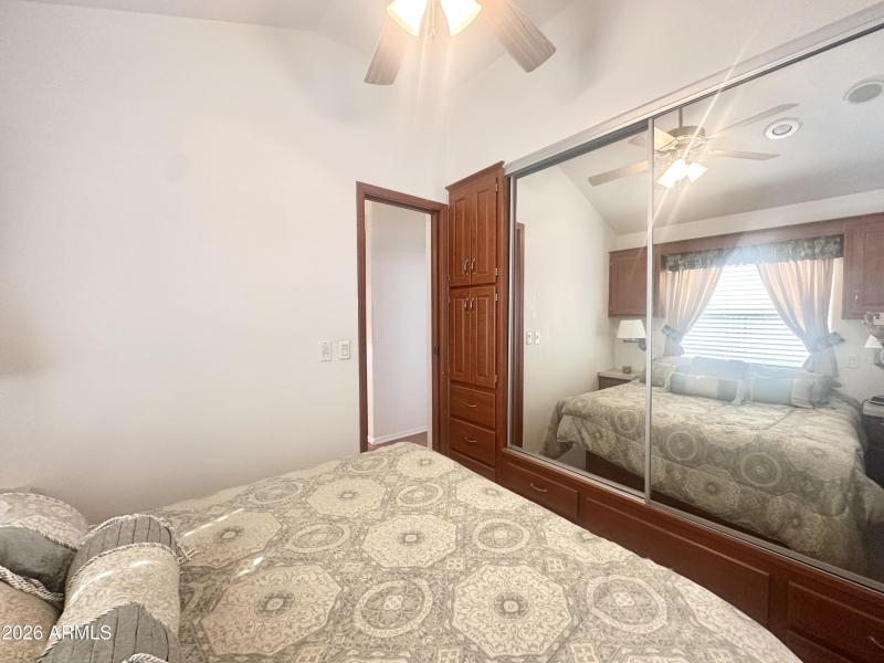 GRAND MIRRORED CLOSET