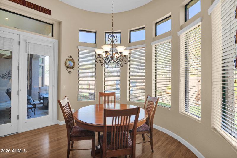 Breakfast nook/eat-in kitchen
