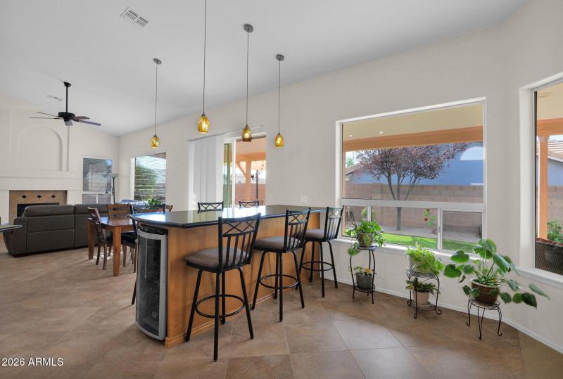 Breakast bar to backyard