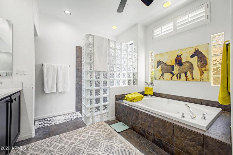 23 Primary Tub & Shower