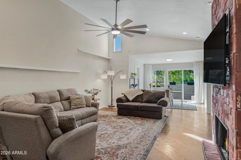 1231 E Bluebell Ln-11