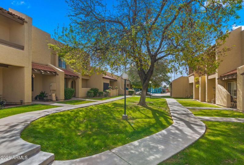 36-web-or-mls-Front yard4