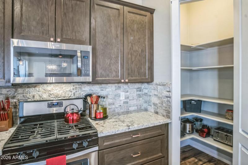 3194 Kitch stove with pantry