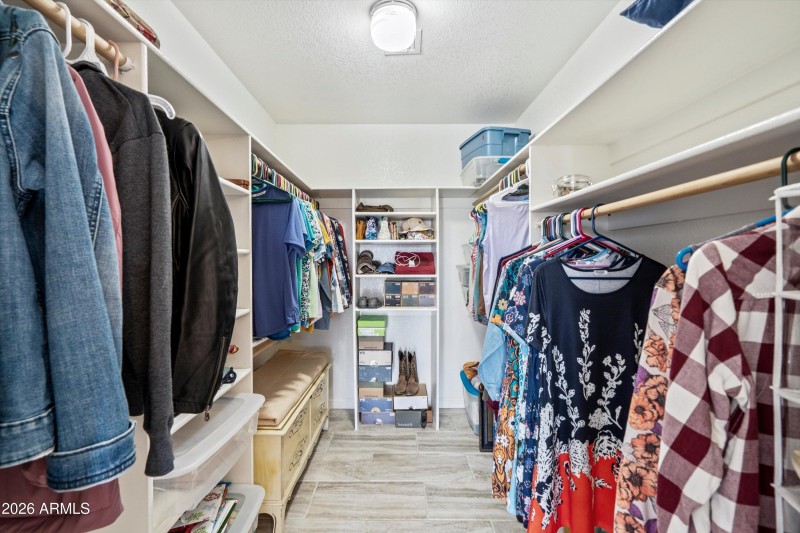 29-Walk-in Closet