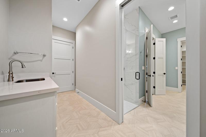 Wash & Laundry Room Main Floor