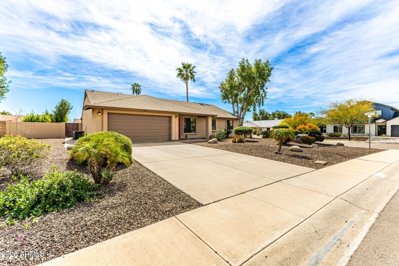 Large side yard for RV or boat