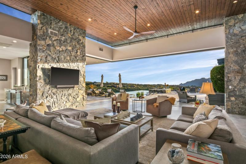 008_INDOOROUTDOOR LIVING