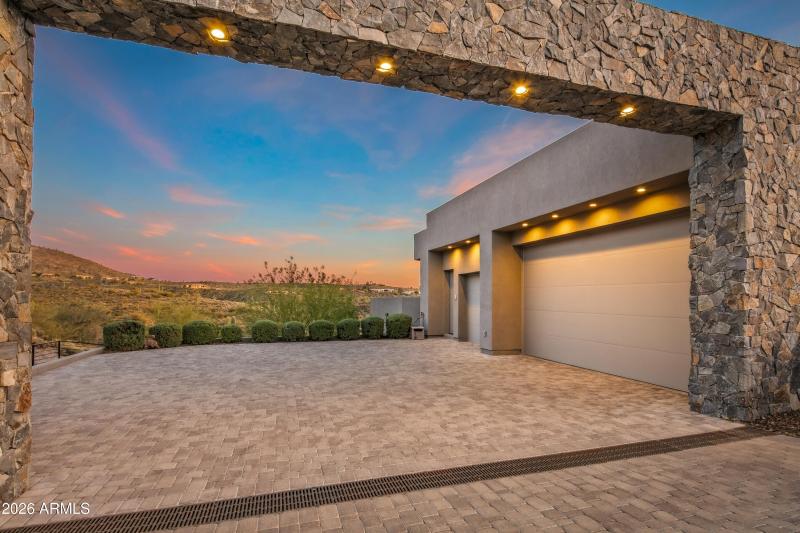 066_OVERSIZED GARAGES