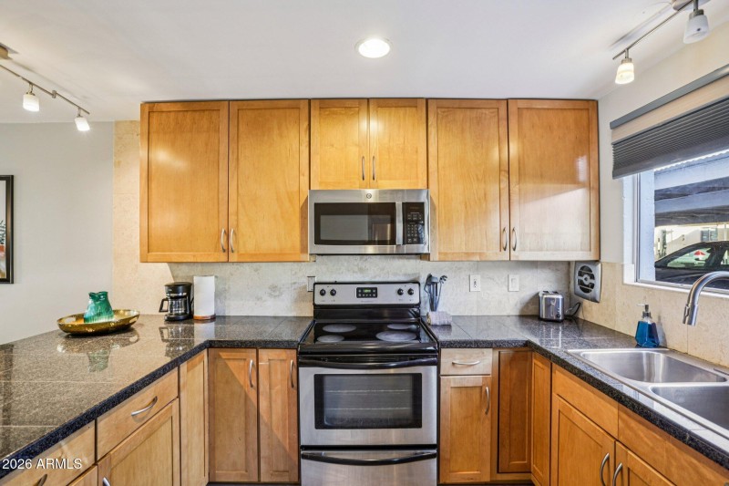 17-web-or-mls-E 4th St 8-S2702-015