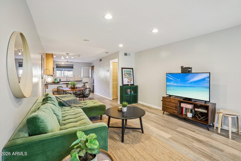 8-web-or-mls-E 4th St 8-S2702-006