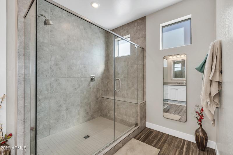 1867 E Gillcrest Rd-26