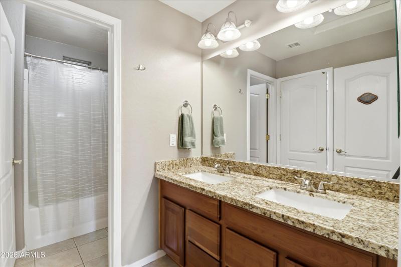 29-Upstairs Full Bathroom