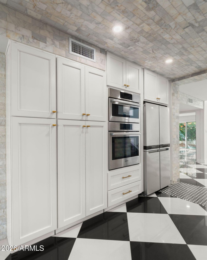 18-web-or-mls-Kitchen3 (2)