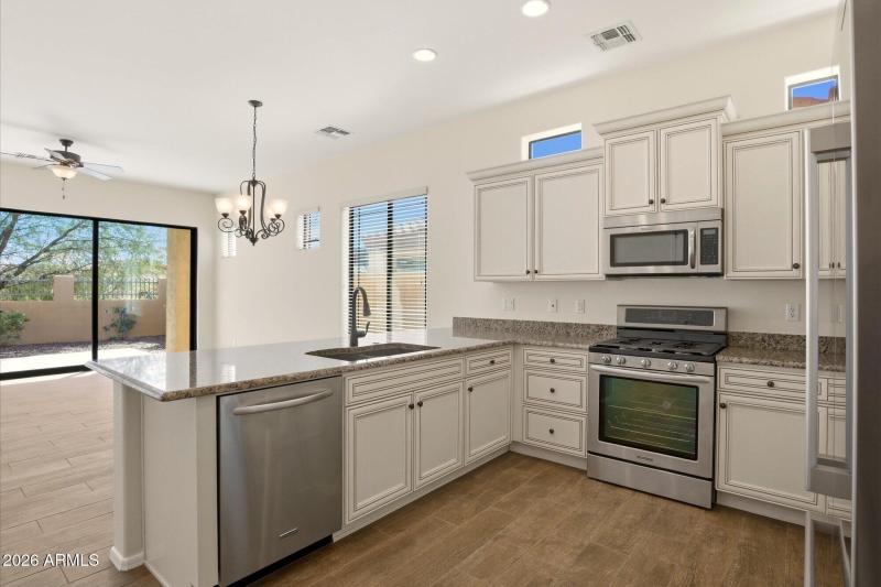Kitchen w/Upgraded Cabinets