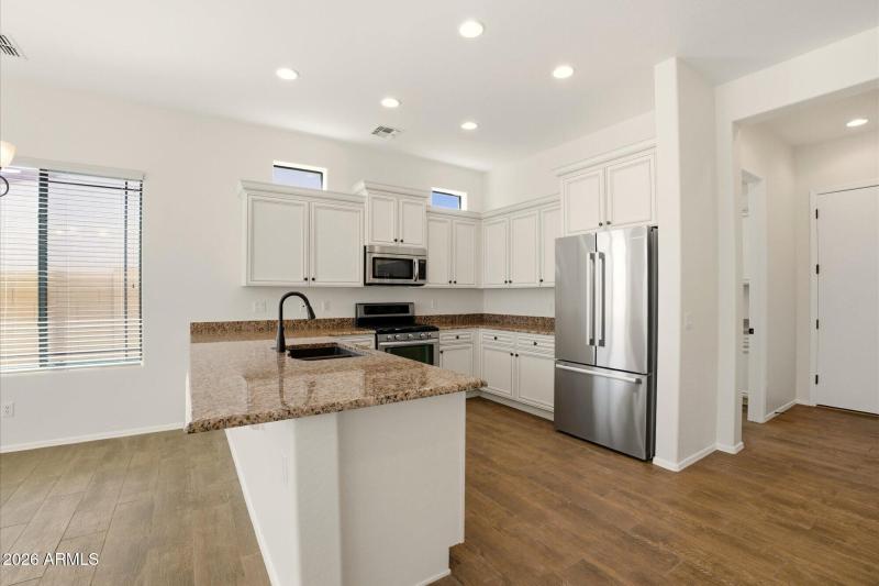 Kitchen w/breakfast bar