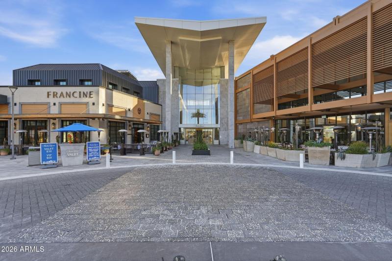 Walk to Fashion Square