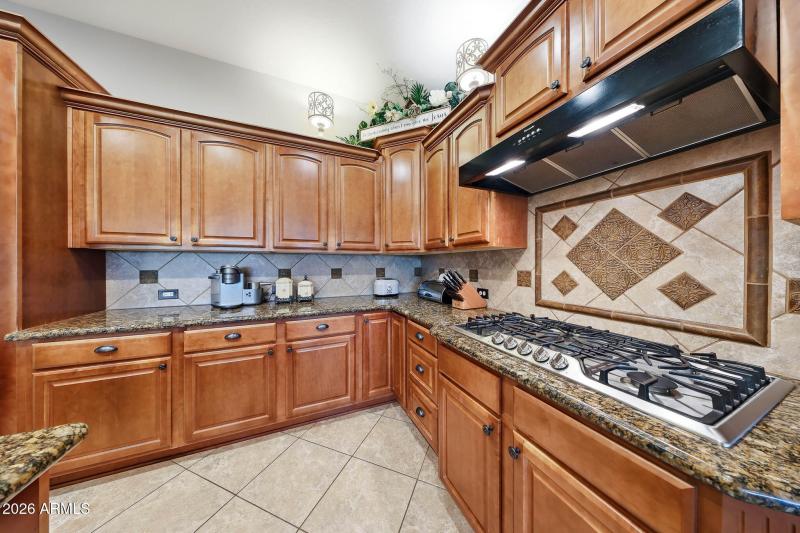 Stylish Backsplash & Gas Cooktop