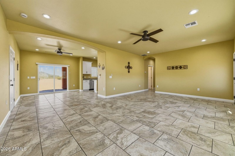 25-web-or-mls-210 N Pettoshas Dr-24