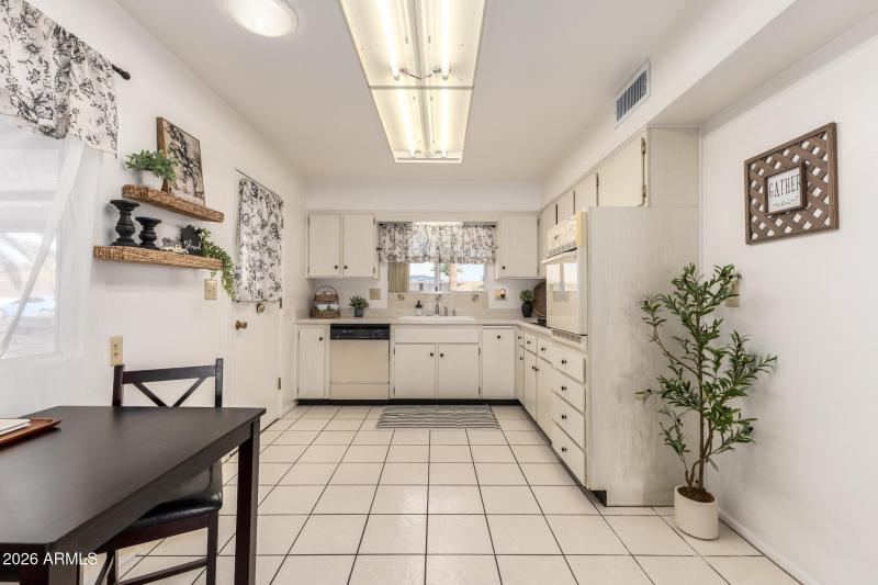 Twin Oaks - Bright Open Kitchen