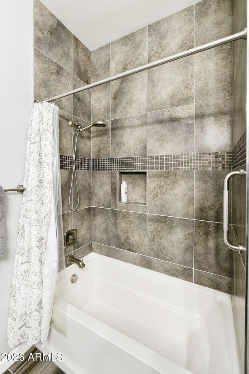 Guest bath tub/shower