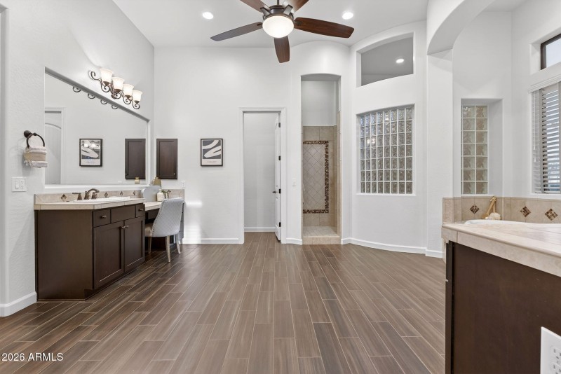 Expansive primary bath