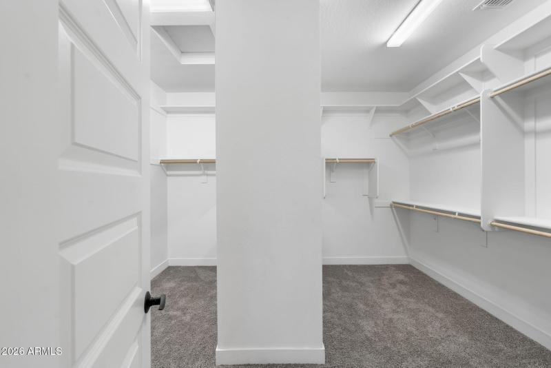 Expansive closet