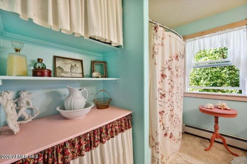 Upper Level Bathroom 2