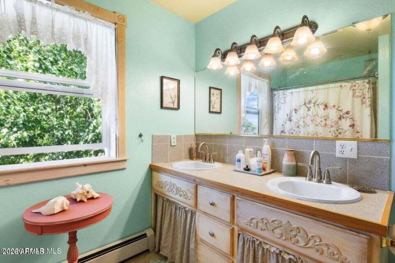 Upper Level Bathroom 2