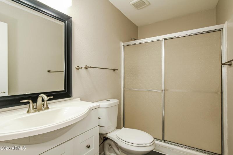 012-photo-main-bathroom-15194642