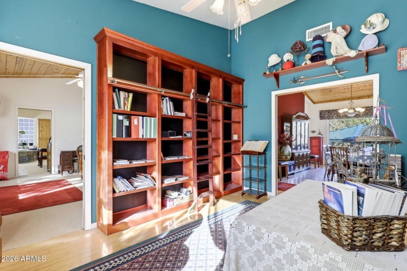 15 Library betw Dining & Mstr Ste