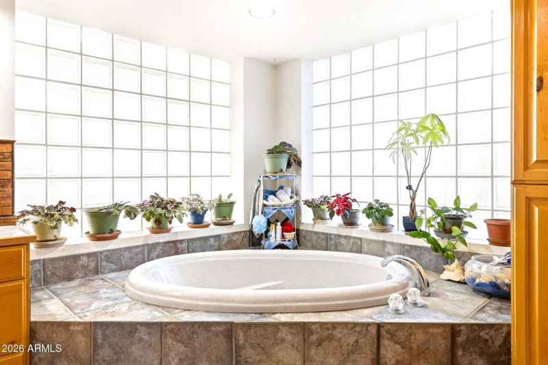 19 Master Bath Garden Tub