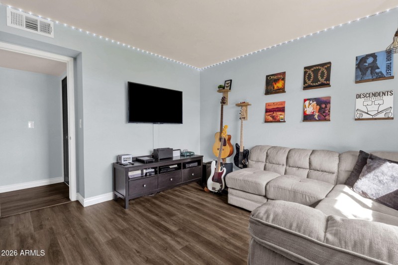 24-web-or-mls-4721-w-sweetwater-ave