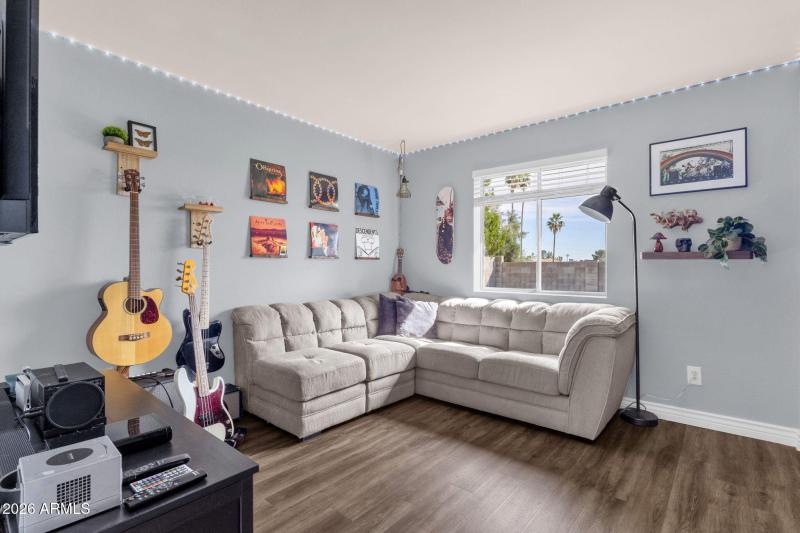 23-web-or-mls-4721-w-sweetwater-ave