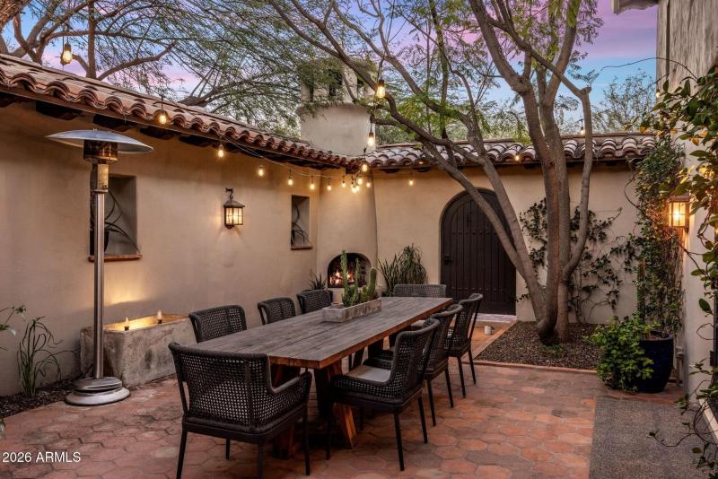 072_Courtyard Dining