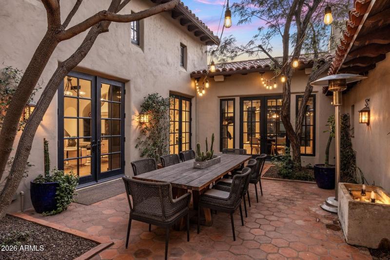 074_Courtyard Dining Interior Entry