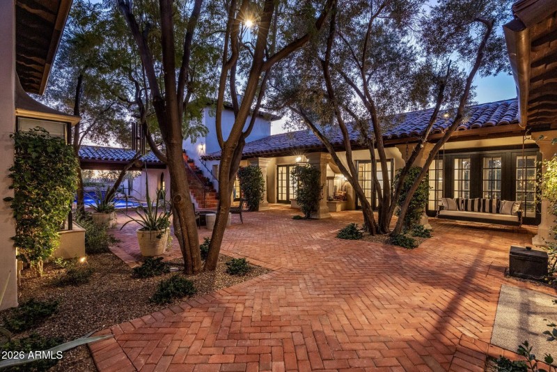 080_Courtyard to Guest Casita