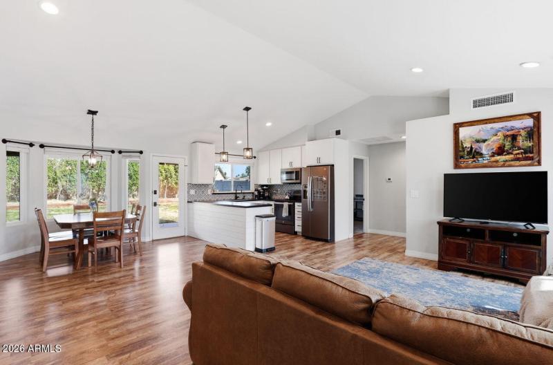 4-web-or-mls-6016 W Kings Ave Glendale,