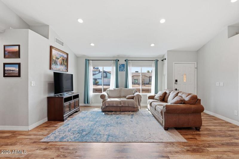 7-web-or-mls-6016 W Kings Ave Glendale,