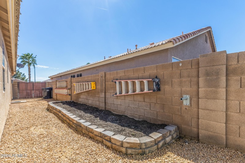 9628-lindner-side-yard-planter