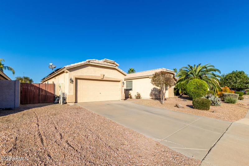 front-of-home-4-garage-9628-Lindner-re3