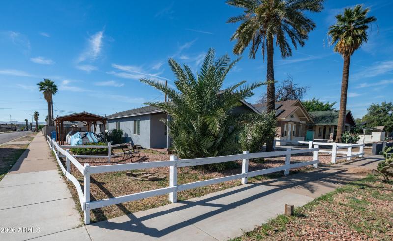 2201 W Adams St Exterior Photos-2