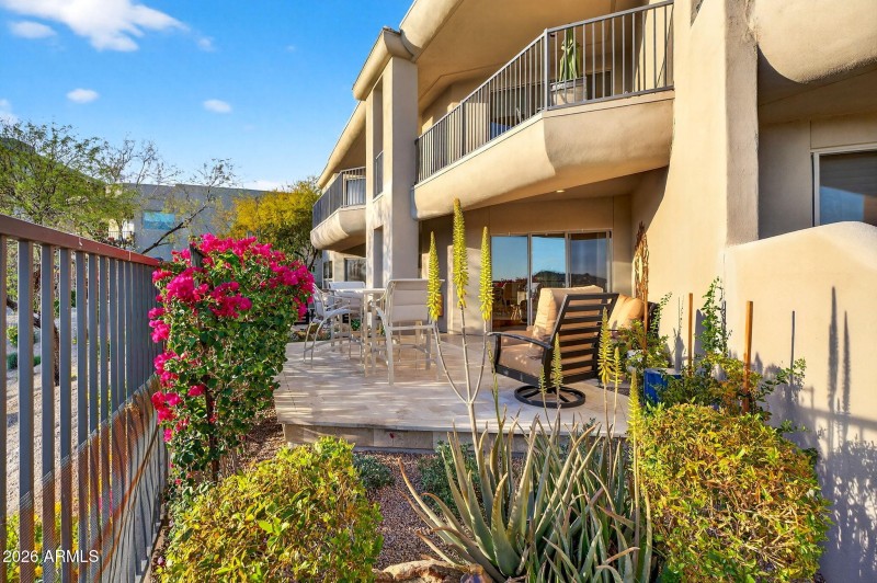 Front Patio – Exterior Seating Area