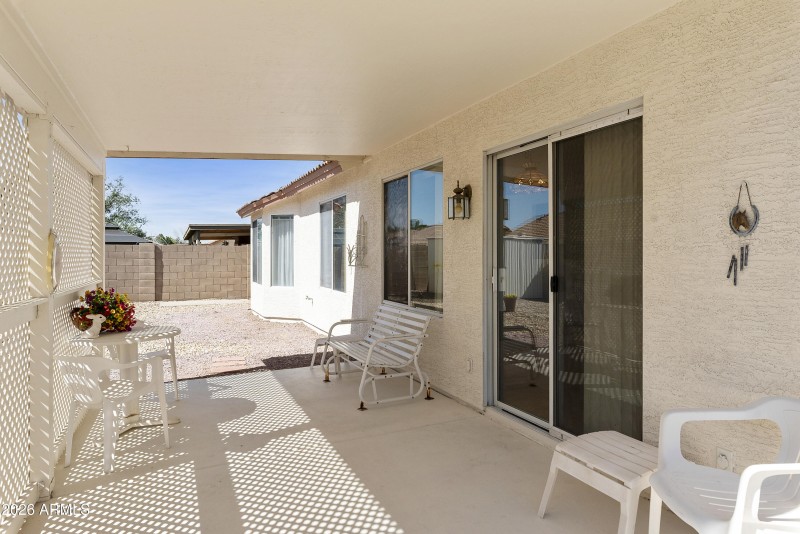 Covered patio w/lattice