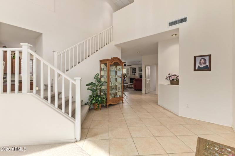 Entry way to family room & kitchen