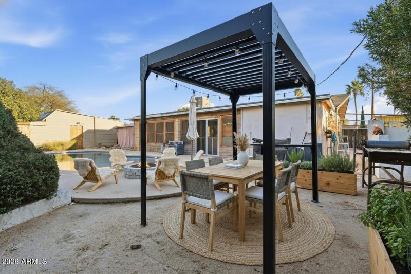 Backyard pool virtual staging