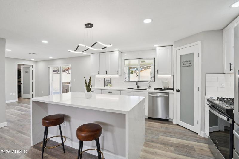 12-web-or-mls-N 15th Ave-S0303-012