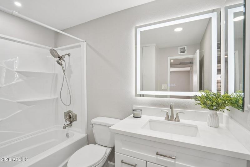 24-web-or-mls-N 15th Ave-S0303-024