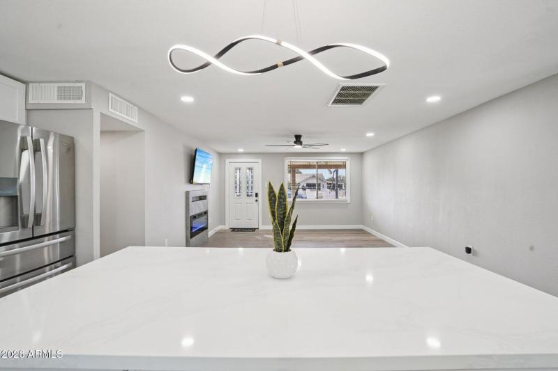 17-web-or-mls-N 15th Ave-S0303-017